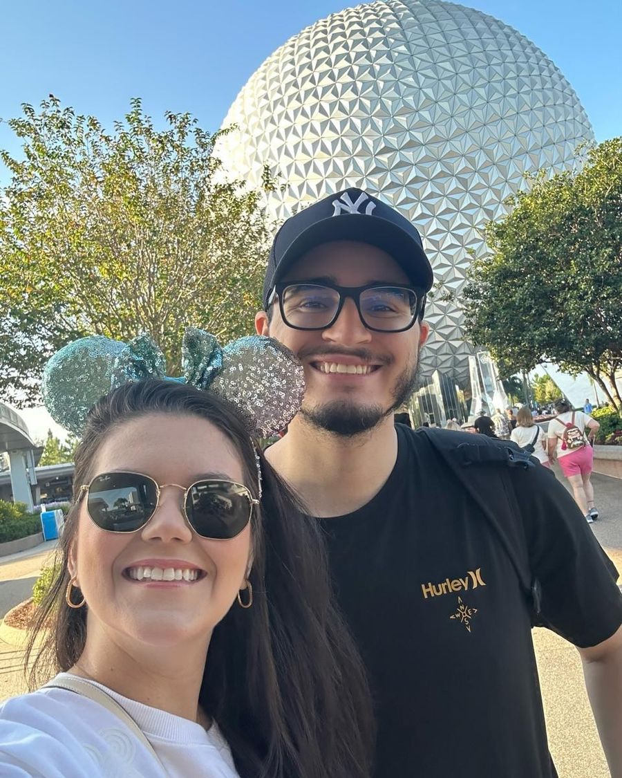 Selfie de casal em frente à Spaceship Earth, no Epcot