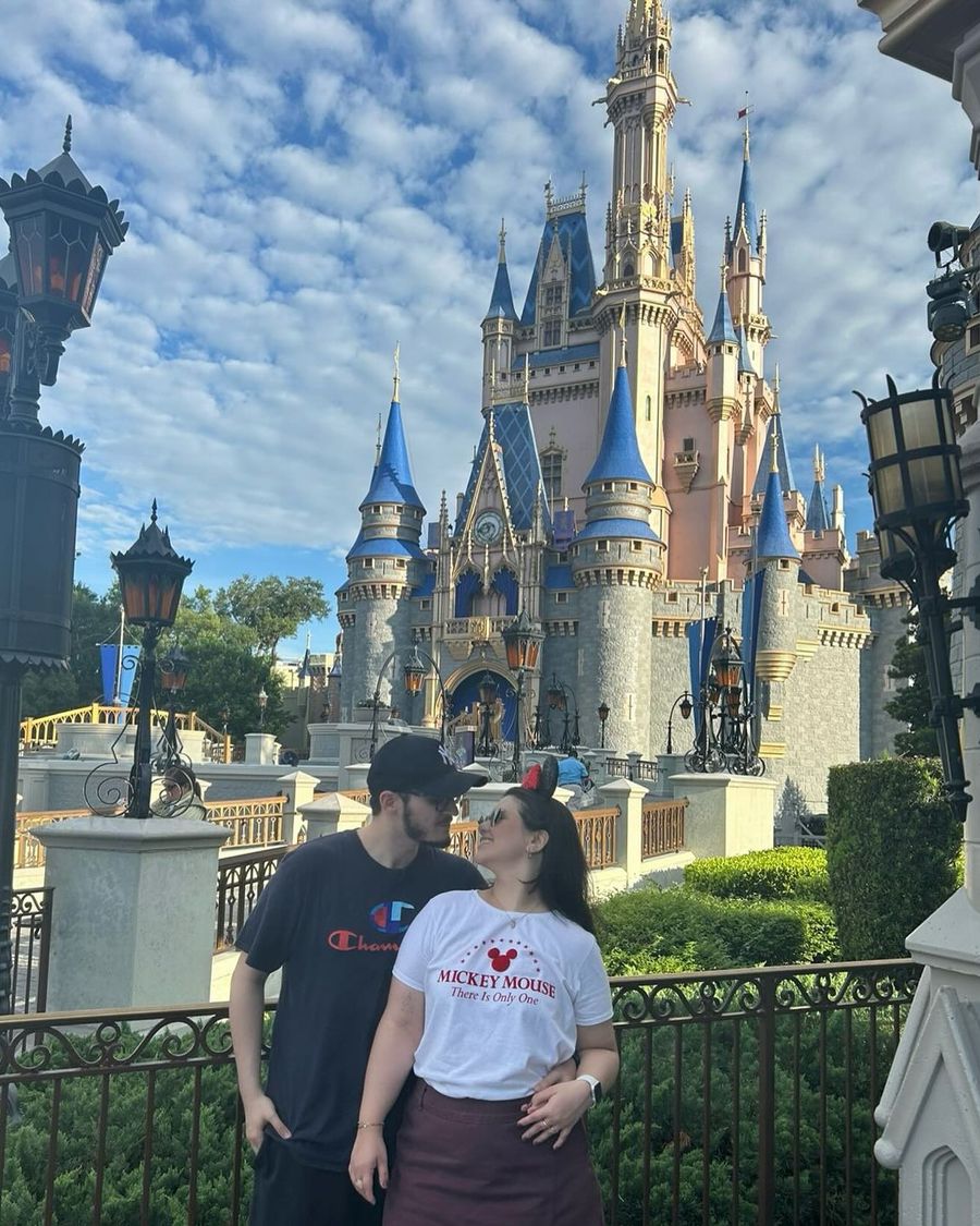 Casal abraçado em frente ao castelo do Magic Kingdom