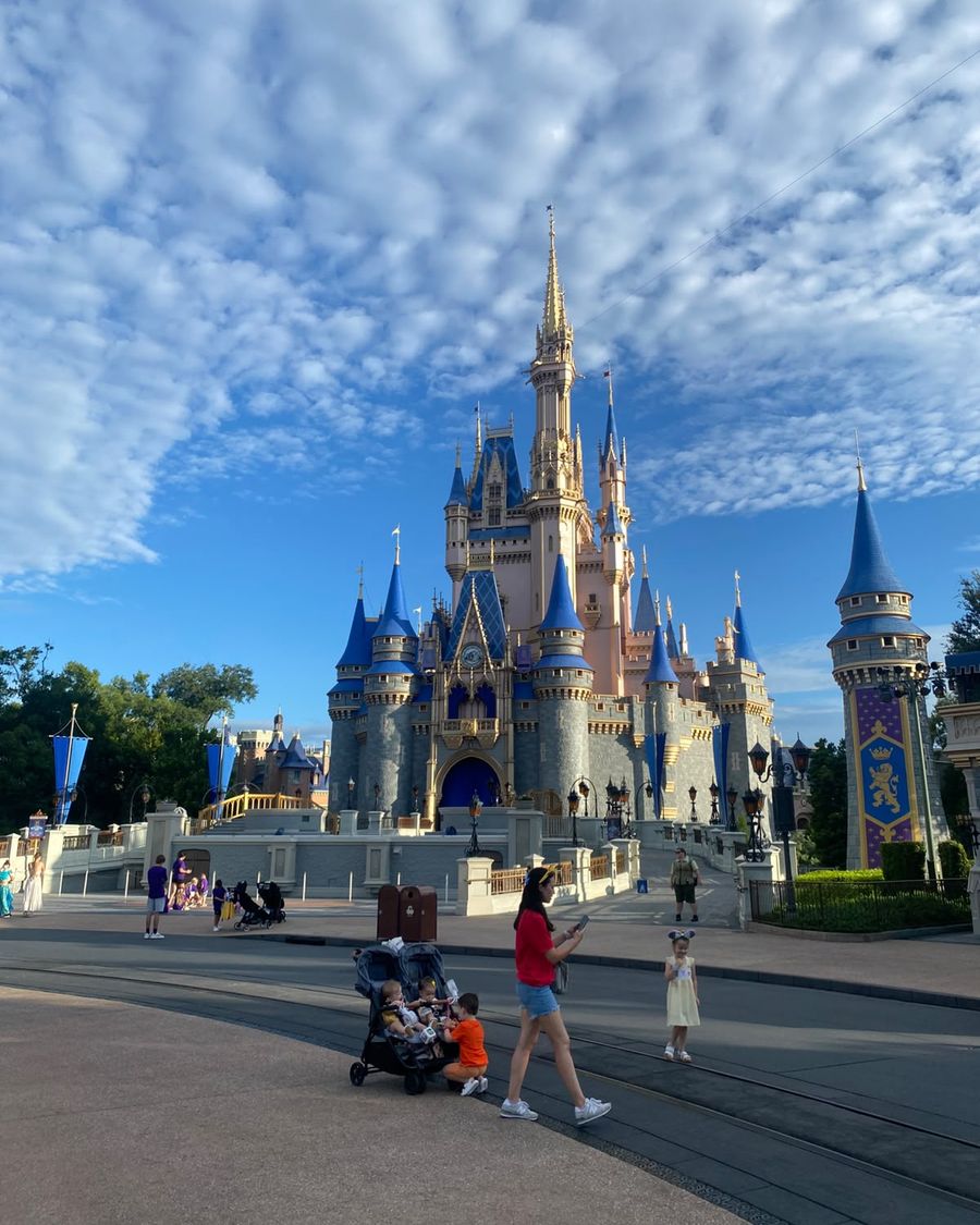 Castelo do Magic Kingdom pela manhã, com o parque ainda tranquilo